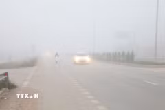 Cần bật đèn sương mù, đèn gầm; tuyệt đối không lấn sang làn đối diện để vượt khi trời sương mù bởi dễ gây va chạm đối đầu. (Ảnh minh họa: Văn Đạt/TTXVN)