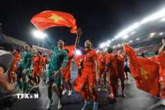 Các cầu thủ U22 Việt Nam hân hoan chia vui với người hâm mộ trên sân Rajamangala. (Ảnh: Minh Quyết/TTXVN)