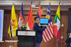 Nhà báo Võ Hoàng Long, Phó Trưởng phòng Biên tập của Báo Điện tử VietnamPlus, Thông tấn xã Việt Nam (TTXVN), chia sẻ kinh nghiệm về chuyển đổi số tại sự kiện. (Ảnh: Vũ Hoàng/Vietnam+)