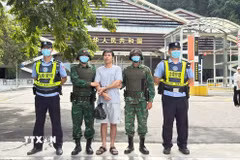 Đối tượng Quảng Trung Tuấn bị bắt giữ ngay sau khi được trao trả về Việt Nam. (Ảnh: TTXVN phát)