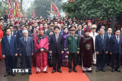 Chủ tịch nước Lương Cường cùng lãnh đạo cấp cao của Đảng, Nhà nước dự Lễ dâng hương tưởng niệm các Vua Hùng năm Ất Tỵ 2025. (Ảnh: Lâm Khánh/TTXVN)