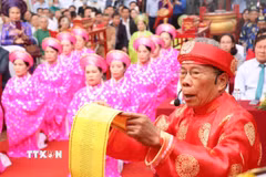 Đọc chúc văn dâng lên các Vua Hùng và ôn lại lịch sử dựng nước hào hùng từ thời các Vua Hùng dựng nước đến công cuộc giữ nước, đấu tranh xây dựng và bảo vệ Tổ quốc. (Ảnh: Tuấn Anh/TTXVN)