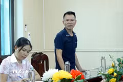 Ông Nguyễn Duy Phú (thôn Nam Đài, xã Quỳnh An, tỉnh Hưng Yên) giải trình về hoạt động khám, chữa bệnh trái phép. (Ảnh: Nguyễn Hải/TTXVN)