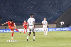 Tuyển Việt Nam (áo đỏ) đánh bại Philippines ở ngày ra quân FIFA ASEAN Cup 2026. (Ảnh: Lê Minh Hưởng/TTXVN)