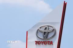 Biểu tượng hãng Toyota ở Tokyo, Nhật Bản. (Ảnh: THX/TTXVN phát)