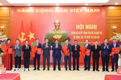 Đồng chí Trần Cẩm Tú, Ủy viên Bộ Chính trị, Thường trực Ban Bí thư; Thủ tướng Phạm Minh Chính và các đồng chí lãnh đạo Đảng, Nhà nước chúc mừng 5 cơ quan, gồm: Đài Truyền hình Việt Nam, Đài Tiếng nói Việt Nam, Thông tấn xã Việt Nam, Viện Hàn lâm Khoa học xã hội Việt Nam, Viện Hàn lâm Khoa học và Công nghệ Việt Nam. (Ảnh: Phương Hoa/TTXVN)