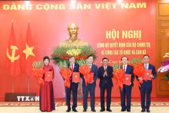 Đồng chí Trần Cẩm Tú, Ủy viên Bộ Chính trị, Thường trực Ban Bí thư trao các Quyết định cho đại diện lãnh đạo 5 cơ quan, gồm: Đài Truyền hình Việt Nam, Đài Tiếng nói Việt Nam, Thông tấn xã Việt Nam, Viện Hàn lâm Khoa học xã hội Việt Nam, Viện Hàn lâm Khoa học và Công nghệ Việt Nam. (Ảnh: Phương Hoa/TTXVN)