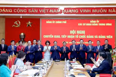 Thường trực Ban Bí thư Trần Cẩm Tú, Thủ tướng Phạm Minh Chính, đại diện Đảng ủy Chính phủ, Đảng ủy các cơ quan Đảng Trung ương và các đảng bộ chuyển giao, tiếp nhận chụp ảnh chung. (Ảnh: Phương Hoa/TTXVN)