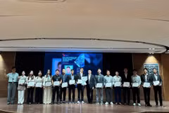 Đại diện Văn phòng Kinh tế và Văn hóa Việt Nam tại Đài Bắc trao Bằng khen ghi nhận những đóng góp của Ban Chấp hành VNEAT nhiệm kỳ 2023-2026.