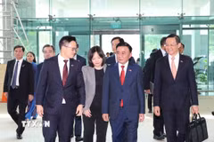 Quốc vụ khanh Bộ Quốc phòng Singapore Desmond Choo tiễn Thường trực Ban Bí thư Trần Cẩm Tú tại sân bay quốc tế Changi. (Ảnh: Phương Hoa/TTXVN)