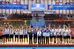 Đại tướng Nguyễn Tân Cương, Ủy viên Trung ương Đảng, Tổng Tham mưu trưởng QĐND Việt Nam, Thứ trưởng Bộ Quốc phòng và Thứ trưởng Bộ Ngoại giao Ngô Lê Văn trao danh hiệu Vô địch cho Đội tuyển bóng chuyền Quân đội nhân dân Việt Nam. (Ảnh: Tuấn Anh/TTXVN)