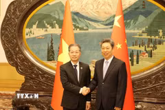 Đồng chí Nguyễn Văn Quảng (trái) và đồng chí Trần Văn Thanh, Ủy viên Bộ Chính trị, Bí thư Ủy ban Chính pháp Trung ương Trung Quốc. (Ảnh: Công Tuyên/TTXVN)