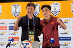 Huấn luyện viên trưởng U23 Việt Nam Kim Sang-sik cùng Nguyễn Đình Bắc tại buổi họp báo sau trận đấu. (Ảnh: Minh Thái/TTXVN)