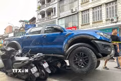 Ôtô tông liên hoàn nhiều xe máy tại phố Khâm Thiên. (Ảnh: Huy Hùng/TTXVN)