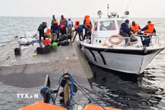 Hoạt động cứu hộ được tiến hành tại hiện trường vụ lật phà trên hồ Kariba, Zimbabwe. (Ảnh: THX/TTXVN phát)