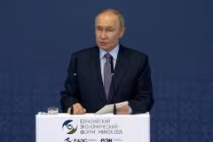 Tổng thống Nga Putin phát biểu tại phiên toàn thể của Diễn đàn Kinh tế Á-Âu. (Nguồn: TASS)