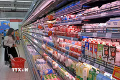 Khách lựa chọn hàng hóa tại siêu thị. (Ảnh: Trần Việt/TTXVN)