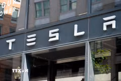 Biểu tượng Tesla tại cửa hàng ở Washington, DC, Mỹ. (Ảnh: AFP/TTXVN)