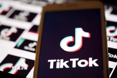 Biểu tượng nền tảng TikTok trên màn hình điện thoại ở Arlington, Virginia, Mỹ. (Nguồn: THX/TTXVN)