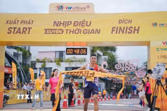 Niềm vui của vận động viên tranh về đích đầu tiên chặng 6.8km tại Giải Marathon Quốc tế VTV LPBank. (Ảnh: PV/TTXVN)