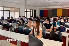 Giảng viên và sinh viên FTU tham gia toạ đàm. (Ảnh: TTXVN phát)