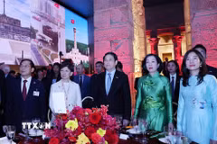 Chủ tịch nước Lương Cường và Phu nhân và các đại biểu thực hiện nghi lễ chào cờ. (Ảnh: Lâm Khánh/TTXVN)