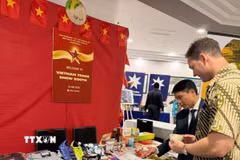 Khách tham quan gian hàng Việt Nam tại Triển lãm Thương mại Darwin Fusion 2026. (Ảnh: TTXVN phát)
