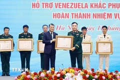 Thủ tướng Lê Minh Hưng trao Huân chương Bảo vệ Tổ quốc hạng Nhì và hạng Ba cho các tập thể có thành tích xuất sắc trong công tác hỗ trợ Venezuela khắc phục hậu quả động đất. (Ảnh: Dương Giang/TTXVN)
