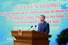 Thủ tướng Lê Minh Hưng tuyên dương Đoàn công tác Quân đội nhân dân Việt Nam và Công an Nhân dân Việt Nam hỗ trợ Venezuela khắc phục hậu quả động đất. (Ảnh: Dương Giang/TTXVN)