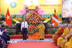Chủ tịch Quốc hội Trần Thanh Mẫn thay mặt lãnh đạo Đảng, Nhà nước, Mặt trận Tổ quốc Việt Nam tặng hoa, chúc mừng Hòa thượng Thích Thiện Nhơn, Phó Pháp chủ Hội đồng chứng minh, Chủ tịch Hội đồng trị sự Trung ương Giáo hội Phật giáo Việt Nam. (Ảnh: Văn Điệp/TTXVN)
