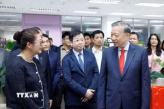 Tổng Bí thư Tô Lâm tới thăm, chúc tết cán bộ, phóng viên, biên tập viên, kỹ thuật viên và người lao động Đài Truyền hình Việt Nam. (Ảnh: Thống Nhất/TTXVN)