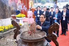 Thủ tướng Phạm Minh Chính dâng hương tại Khu di tích Hoàng thành Thăng Long. (Ảnh: Dương Giang/TTXVN)