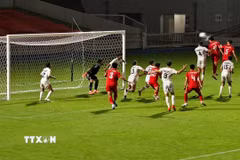 Ngọc Mỹ bật cao đánh đầu làm tung lưới Kuwait gỡ hoà 1-1 cho U23 Việt Nam. (Ảnh: Nguyễn Tuyến/TTXVN)