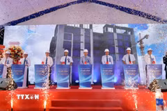 Lãnh đạo thành phố Đà Nẵng và các đại biểu thực hiện nghi thức nhấn nút khởi công dự án. (Ảnh: Trần Lê Lâm/TTXVN)