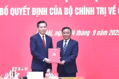 Đồng chí Trần Cẩm Tú, Ủy viên Bộ Chính trị, Thường trực Ban Bí thư, Bí thư Đảng ủy các cơ quan Đảng Trung ương trao Quyết định của Bộ Chính trị cho đồng chí Nguyễn Long Hải. (Ảnh: Phương Hoa/TTXVN)