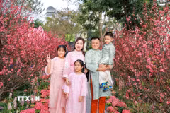 Người dân chụp ảnh lưu lại khoảnh khắc Xuân rực rỡ tại khu vực xung quanh Hồ Hoàn Kiếm. (Ảnh: Khánh Hòa/TTXVN)