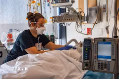 Bệnh nhân nhiễm COVID-19 được điều trị tại bệnh viện ở Worcester, Massachusetts, Mỹ. (Ảnh: AFP/TTXVN)