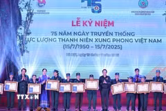 Đồng chí Bùi Quang Huy, Ủy viên dự khuyết Trung ương Đảng, Phó Chủ tịch Ủy ban Trung ương Mặt trận Tổ quốc Việt Nam, Bí thư Thứ nhất Ban Chấp hành Trung ương Đoàn tặng quà cho cựu TNXP trong các cuộc kháng chiến. (Ảnh: Minh Đức/TTXVN)