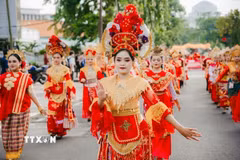 Các nghệ sỹ trong điệu múa truyền thống. (Ảnh: Đỗ Quyên/TTXVN)