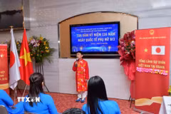 Bé Vũ Đức An hát bài “Em đưa cơm cho mẹ đi cày” tặng các cô các mẹ nhân ngày 8/3. (Ảnh: Nguyễn Tuyến/TTXVN)