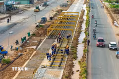 Thi công các công trình trên đại công trường Phú Quốc (An Giang) phục vụ Hội nghị Cấp cao APEC 2027. (Ảnh: TTXVN phát)