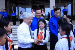 Phó Chủ tịch Thường trực Quốc hội Đỗ Văn Chiến động viên, khích lệ các học sinh xuất sắc thành phố Bắc Ninh. (Ảnh: Tuấn Anh/TTXVN)