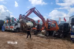 Các phương tiện, máy móc tại buổi lễ khởi công dự án Nhà ở xã hội Chung cư Phú Tài Lộc. (Ảnh: Sỹ Thắng/TTXVN)