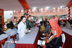 Lực lượng quân y hai nước Việt Nam - Trung Quốc phối hợp khám bệnh cho người dân. (Ảnh: TTXVN phát)