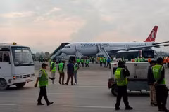 Máy bay của Turkish Airlines đã bị cháy cụm lốp càng đáp bên phải trong lúc hạ cánh xuống sân bay quốc tế Tribhuvan. (Nguồn: AP)