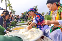 Du khách có cơ hội tham quan, trải nghiệm nhiều hoạt động văn hóa đặc sắc, như làm bánh chưng, bánh giầy. (Ảnh: Tuấn Đức/TTXVN)