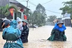 Lực lượng chức năng thành phố Đà Nẵng hỗ trợ người dân di dời tại những vùng bị ngập lụt do mưa lớn. (Ảnh: TTXVN phát)