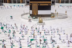 Các tín đồ Hồi giáo cầu nguyện tại Đền thờ Lớn ở thánh địa Mecca, Saudi Arabia, trong lễ hành hương Hajj. (Ảnh: THX/TTXVN)