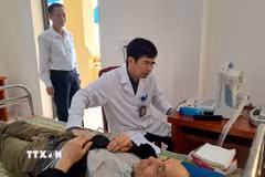 Các y, bác sỹ khám bệnh cho người dân xã biên giới Thắng Mố (Tuyên Quang). (Ảnh: Đức Thọ/TTXVN)