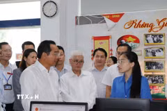 Chủ tịch Ủy ban Nhân dân Thành phố Hồ Chí Minh Nguyễn Văn Được đến kiểm tra thực tế việc vận hành chính thức bộ máy chính quyền phường Dĩ An. (Ảnh: Huyền Trang/TTXVN)